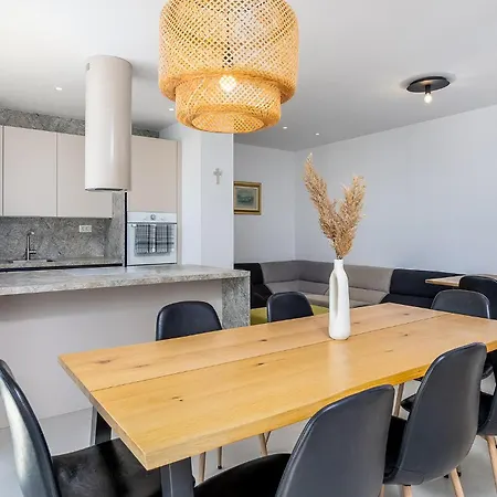 3 Bedroom Amazing In Apartment Pakoštane